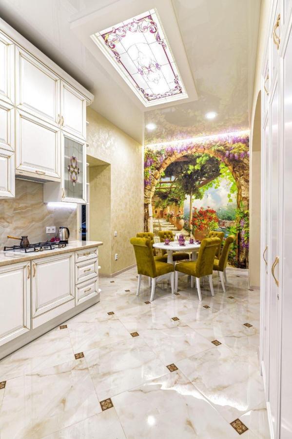Rynok Square City Center Two Bedroom Apartment! 利沃夫 外观 照片