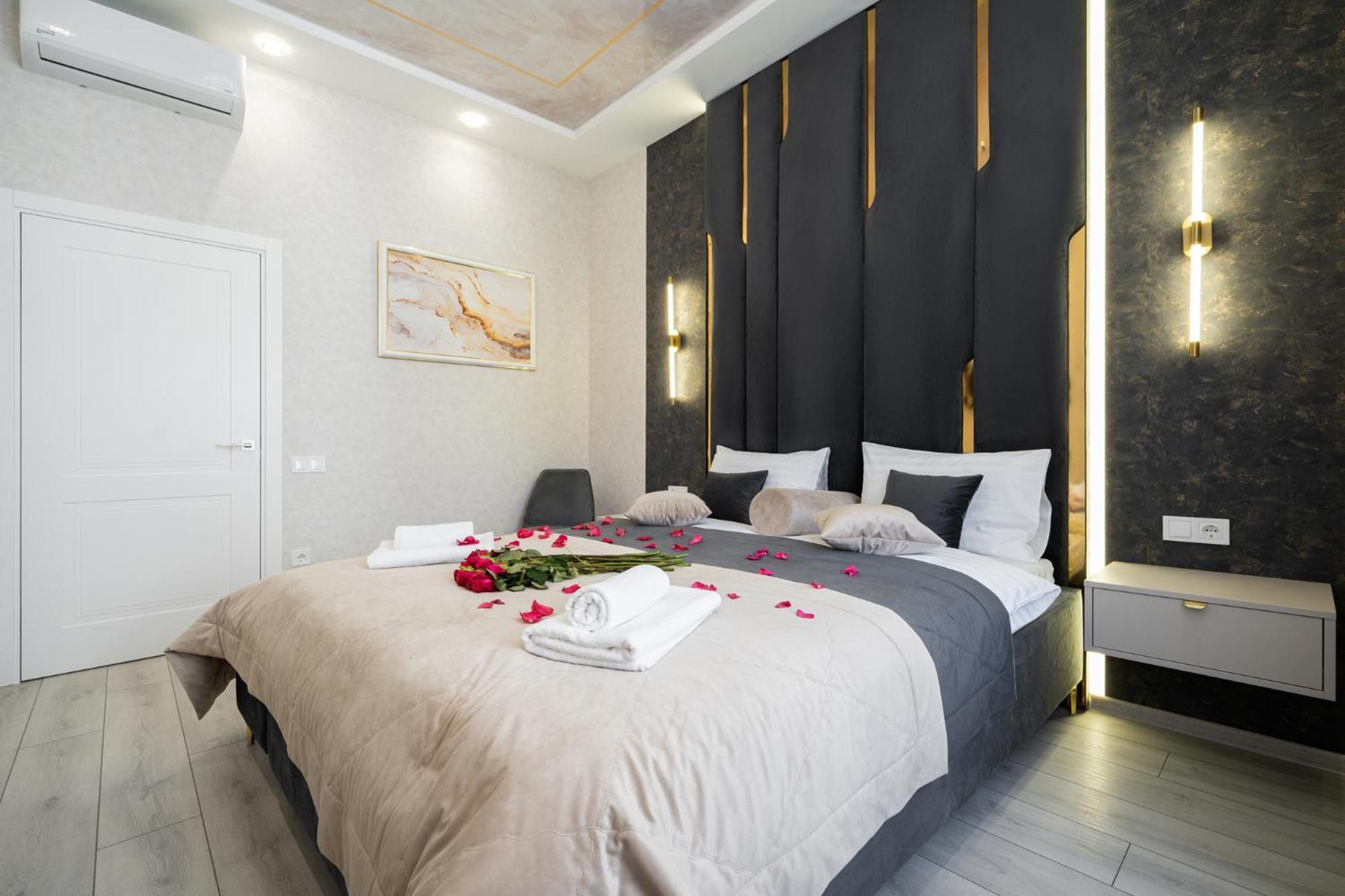 Rynok Square City Center Two Bedroom Apartment! 利沃夫 外观 照片